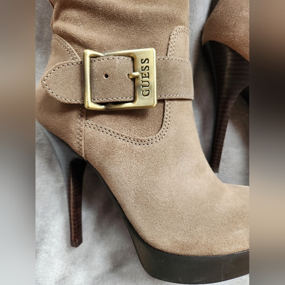 EUC Guess Woman's Heeled Boots 👢 - Picture 7 of 8